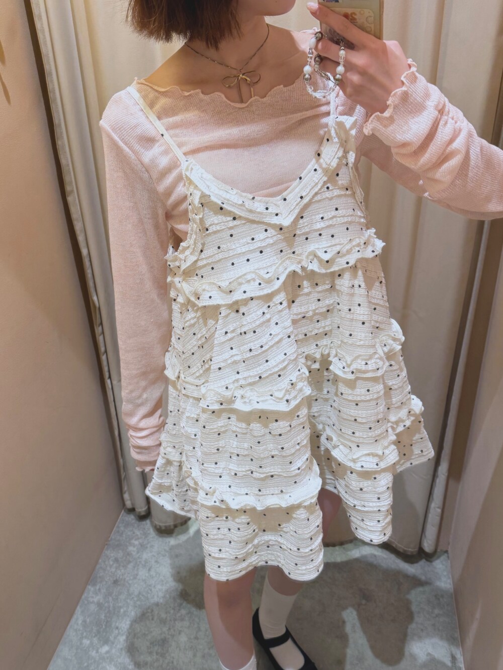 ホワイト系のワンピース、ピンク系のTシャツ/カットソーを着用したレディースの春コーディネートの3枚目の写真