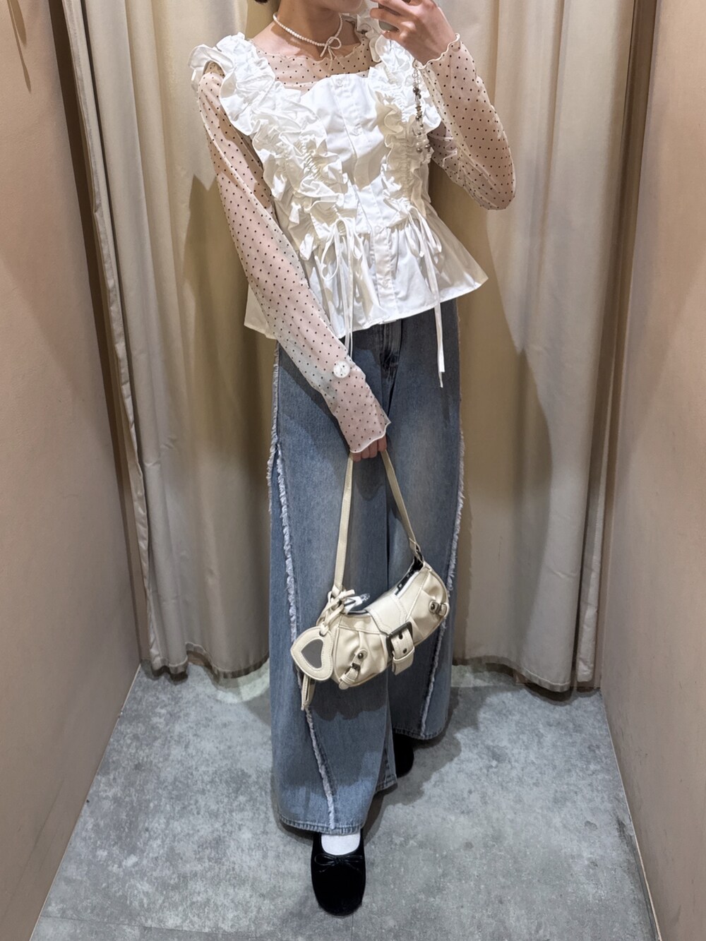 ホワイト系のTシャツ/カットソー、ホワイト系のシャツ/ブラウス、ブルー系のデニムパンツを着用したレディースの春コーディネートの5枚目の写真