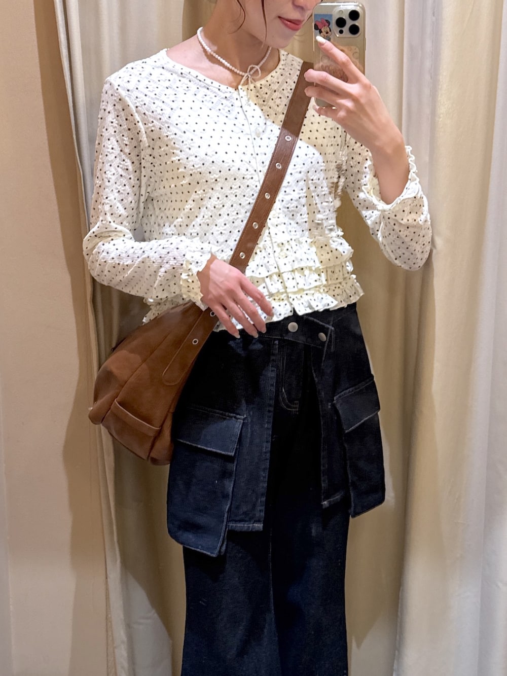 ホワイト系のTシャツ/カットソー、ブルー系のデニムパンツ、ブラウン系のトートバッグを着用したレディースの春コーディネートの4枚目の写真