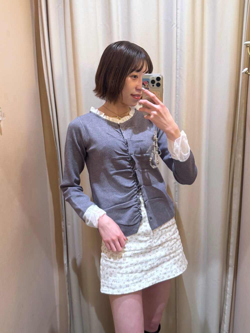 グレー系のカーディガン/ボレロを着用したレディースの春コーディネートの2枚目の写真