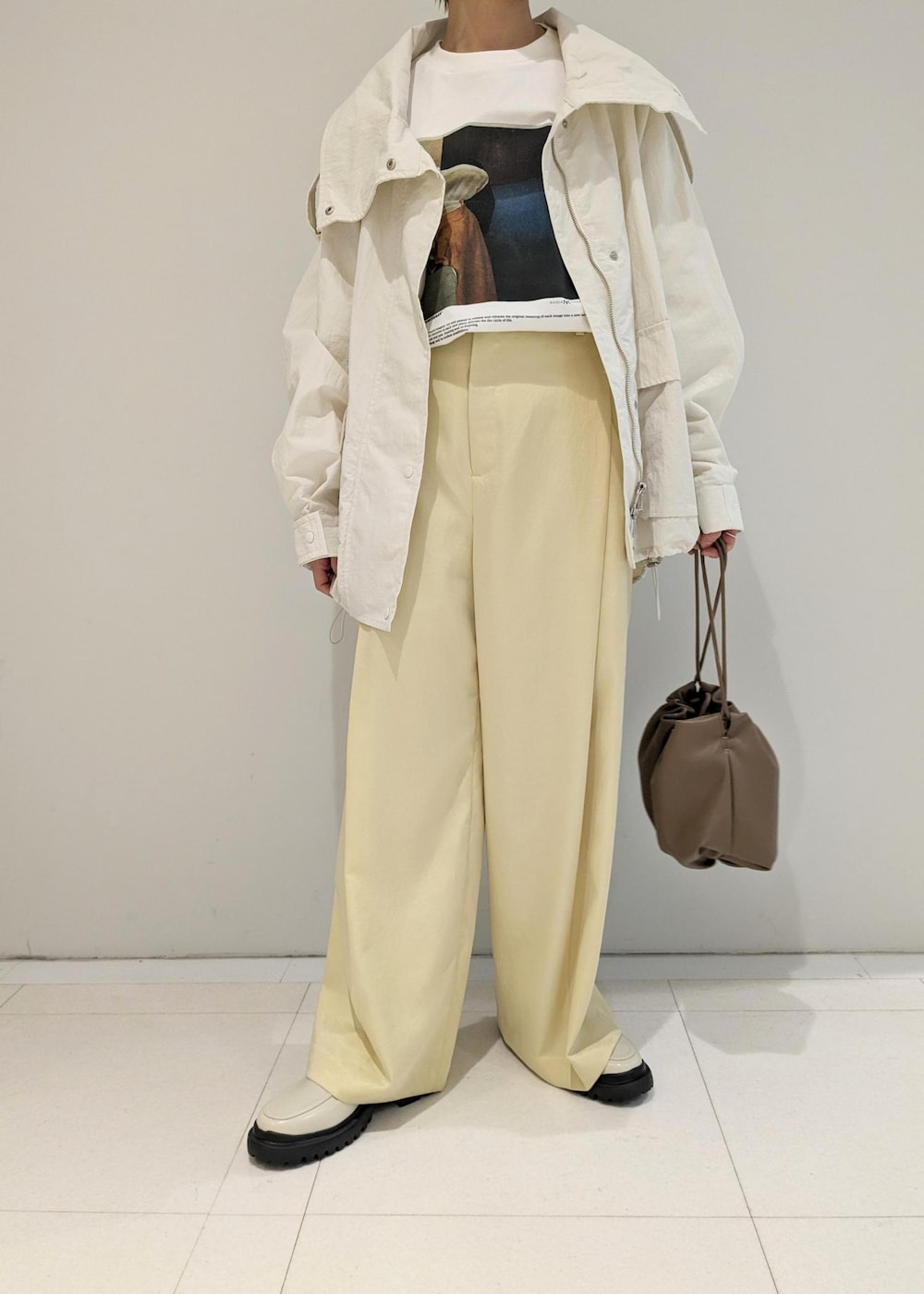 イエロー系のその他パンツ、ホワイト系のローファー、ブラウン系のショルダーバッグを着用したレディースの冬コーディネートの6枚目の写真