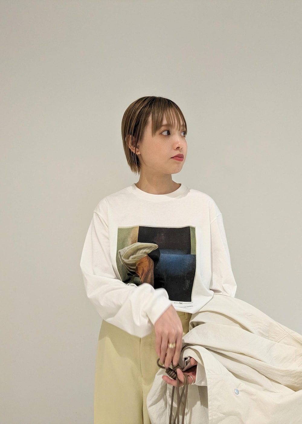 イエロー系のその他パンツ、ホワイト系のローファー、ブラウン系のショルダーバッグを着用したレディースの冬コーディネートの5枚目の写真