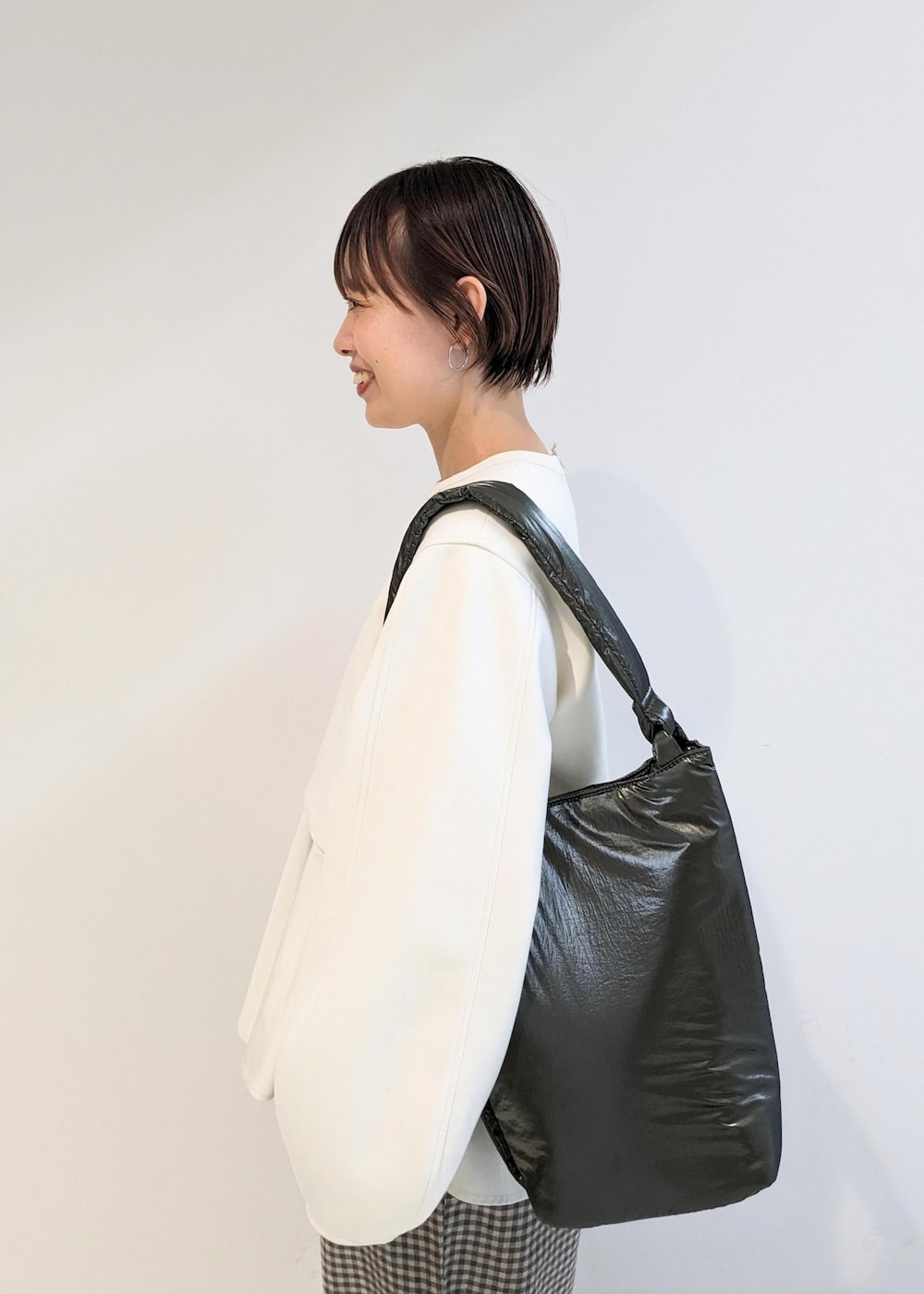 「ベースレンジ、Beserange、秋コーデ、初冬コーデ、お出かけコーデ、旅行コーデ、女子会コーデ、大人カジュアル、パンツスタイル、体型カバー、カジュアルコーデ、ヘルシーコーデ、シンプルコーデ、ベーシック、ADAM ET ROPÉ」｜「ADAM ET ROPE'のボリュームソールベルトクロッグ（サンダル、ブラック系）」を使った、mayakatsuraさん（レディース・153cm）の秋コーディネートの6枚目の写真
