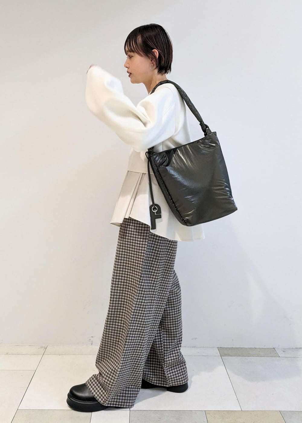「ベースレンジ、Beserange、秋コーデ、初冬コーデ、お出かけコーデ、旅行コーデ、女子会コーデ、大人カジュアル、パンツスタイル、体型カバー、カジュアルコーデ、ヘルシーコーデ、シンプルコーデ、ベーシック、ADAM ET ROPÉ」｜「ADAM ET ROPE'のボリュームソールベルトクロッグ（サンダル、ブラック系）」を使った、mayakatsuraさん（レディース・153cm）の秋コーディネートの2枚目の写真