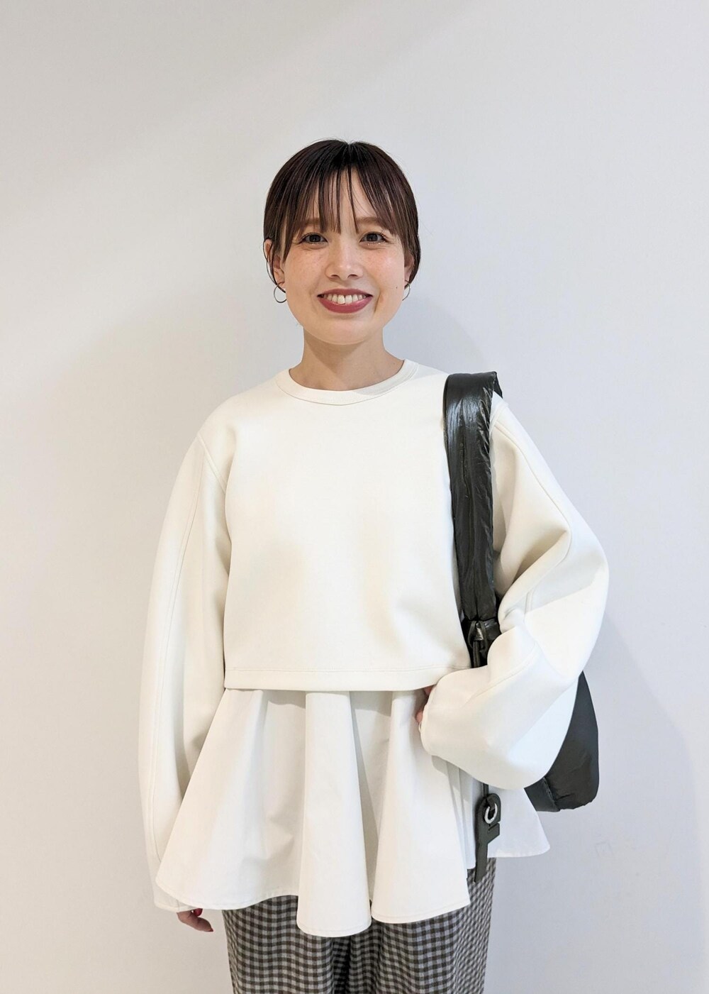 「ベースレンジ、Beserange、秋コーデ、初冬コーデ、お出かけコーデ、旅行コーデ、女子会コーデ、大人カジュアル、パンツスタイル、体型カバー、カジュアルコーデ、ヘルシーコーデ、シンプルコーデ、ベーシック、ADAM ET ROPÉ」｜「ADAM ET ROPE'のボリュームソールベルトクロッグ（サンダル、ブラック系）」を使った、mayakatsuraさん（レディース・153cm）の秋コーディネートの5枚目の写真