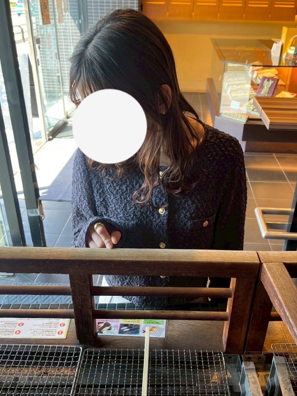 グレー系のTシャツ/カットソー、ホワイト系のセットアップ、ブラック系のバレエシューズを着用したレディースの夏コーディネートの2枚目の写真