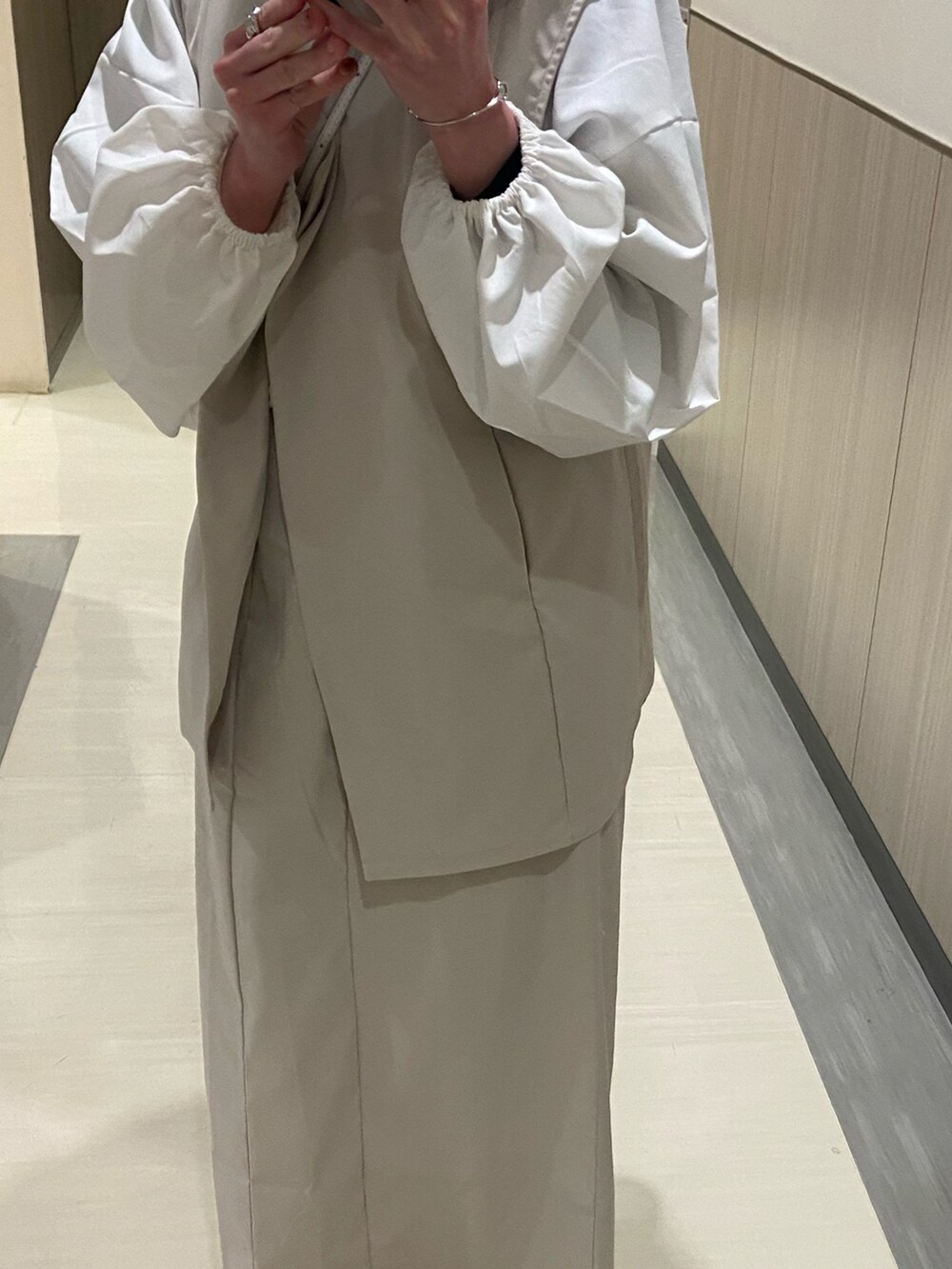 ホワイト系のセットアップ、ホワイト系のシャツ/ブラウス、その他のリングを着用したレディースの秋コーディネートの2枚目の写真