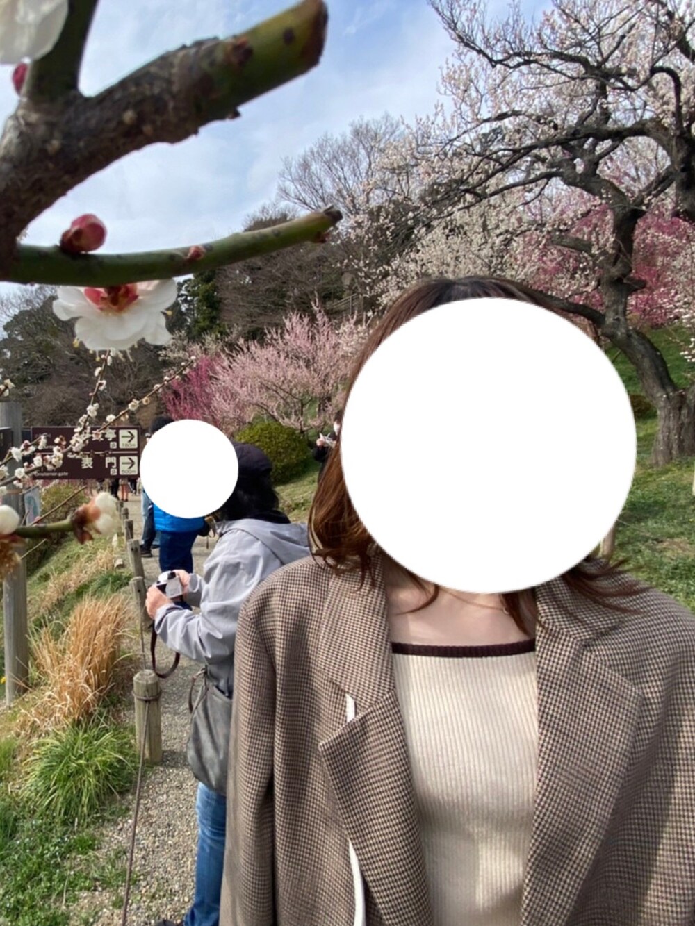 ホワイト系のショルダーバッグ、ブラウン系のノーカラージャケット、ブラック系のスカートを着用したレディースの春コーディネートの2枚目の写真