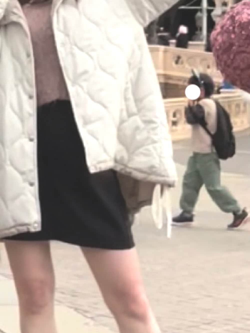 ホワイト系のブルゾン、ピンク系のニット/セーター、ブラック系のブーツを着用したレディースの冬コーディネートの2枚目の写真