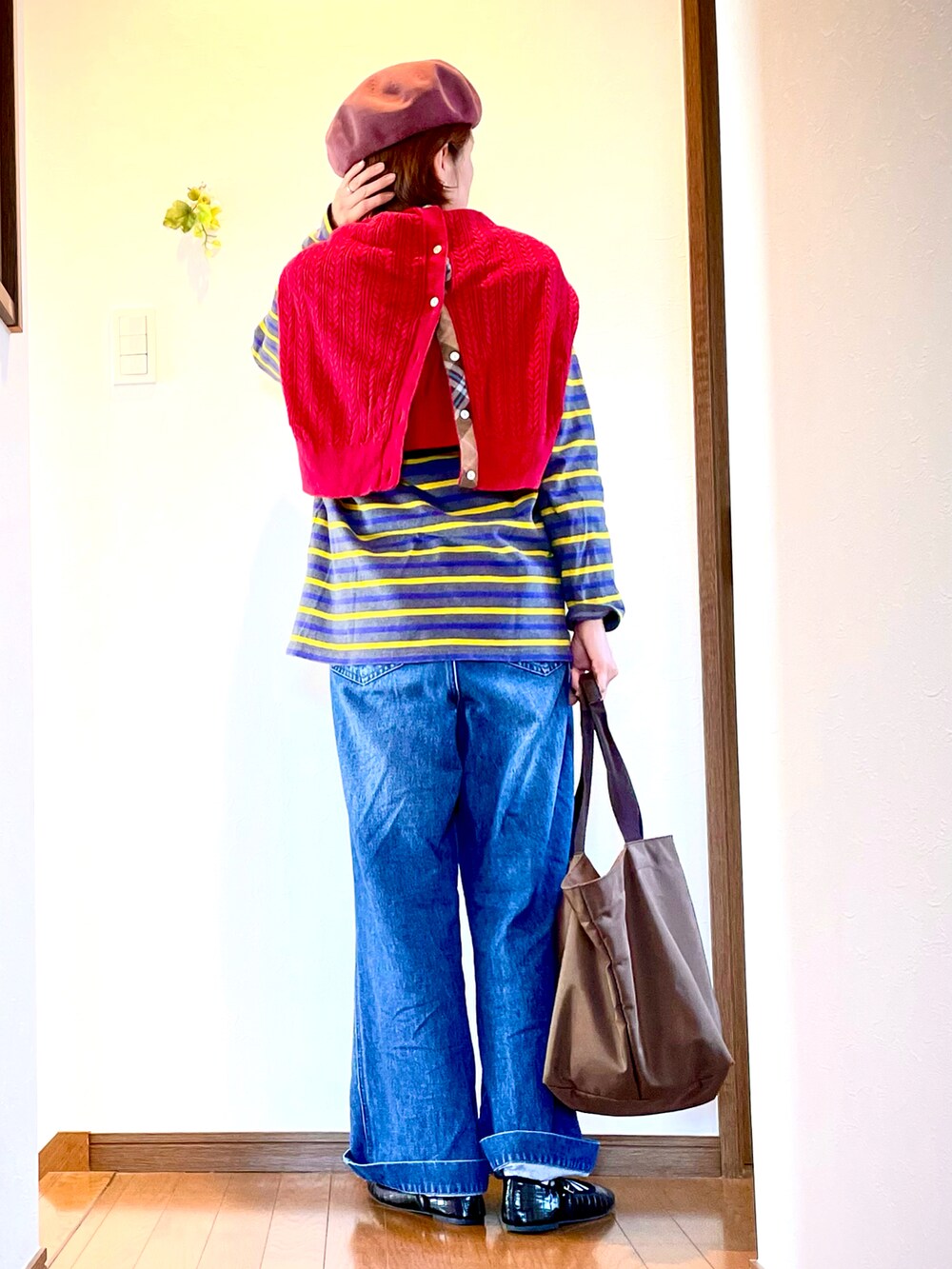 グレー系のTシャツ/カットソー、レッド系のカーディガン/ボレロ、ブラック系のバレエシューズを着用したレディースの春コーディネートの3枚目の写真