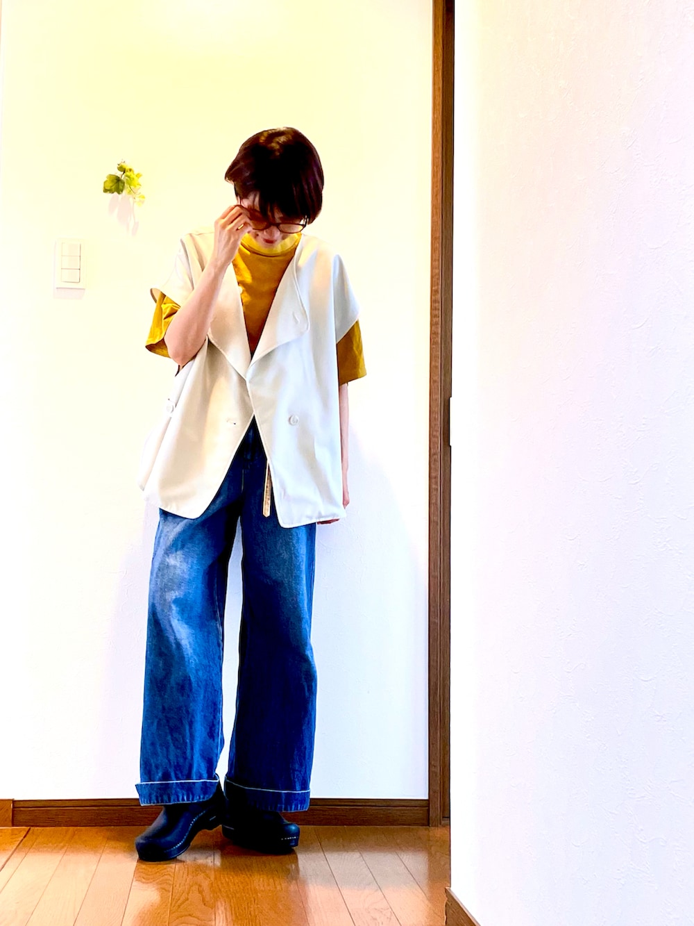 イエロー系のTシャツ/カットソー、ホワイト系のベスト、ブラック系のスリッポンを着用したレディースの夏コーディネートの4枚目の写真