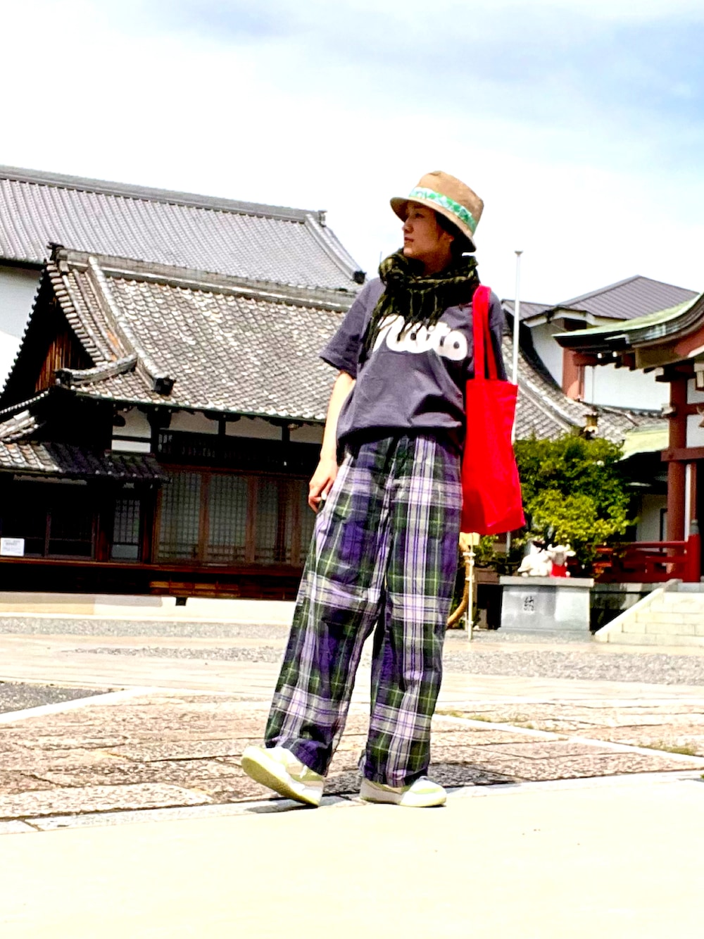 ブルー系のTシャツ/カットソー、ブルー系のその他パンツ、グリーン系のスニーカーを着用したレディースの夏コーディネートの3枚目の写真