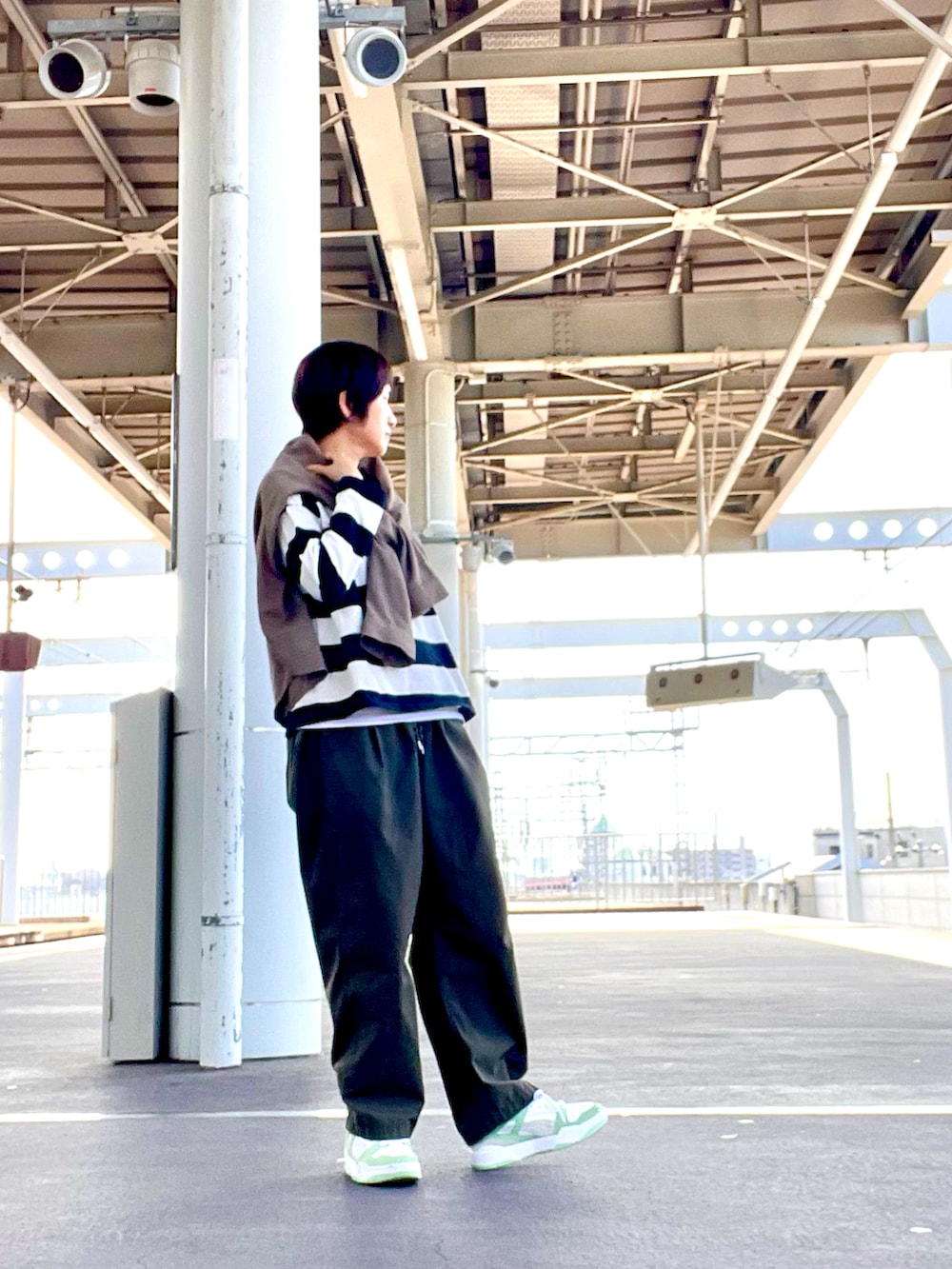 ブラック系のTシャツ/カットソー、グリーン系のその他パンツ、グリーン系のスニーカーを着用したレディースの春コーディネートの2枚目の写真