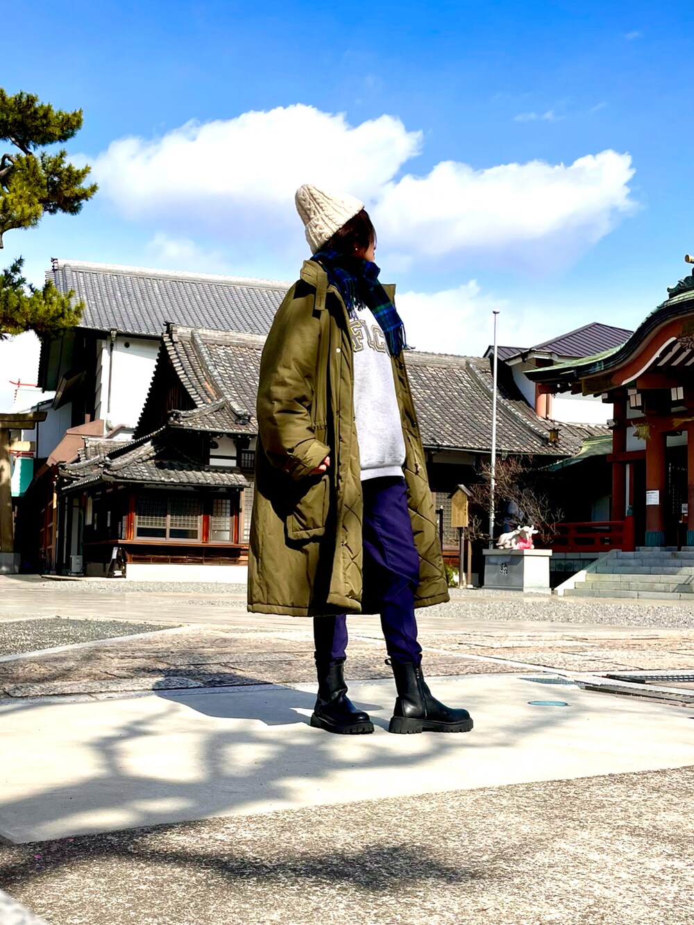 グリーン系のその他アウター、グレー系のスウェット、ブルー系のその他パンツを着用したレディースの春コーディネートの3枚目の写真