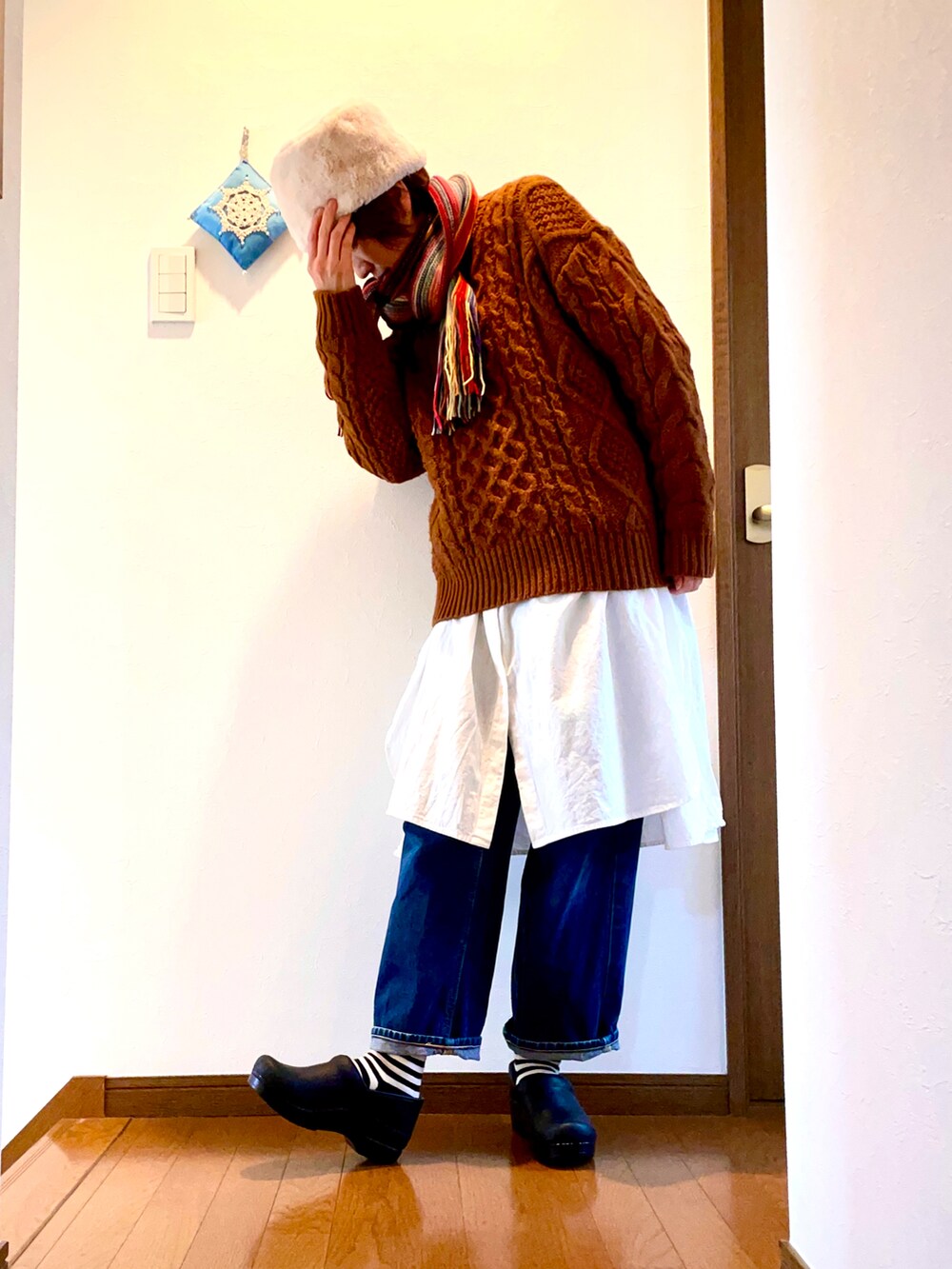 「ケーブルニット、シャツワンピ、デニム、レイヤードスタイル、私の好きなデニムコーデ、冬コーデ、デニムパンツ、ニット、マフラー、マフラーぐるぐる、ロシアン帽、ボーダー、革靴、LEE、大人カジュアル」|「SENSE OF PLACE by URBAN RESEARCHのクルーネックフィッシャーマンセーター(ニット/セーター、ブラウン系)」を使った、ike mieさん(骨格ナチュラル・レディース・158cm)の冬コーディネートの3枚目の写真