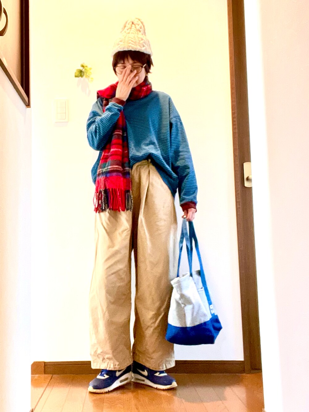ブルー系のTシャツ/カットソー、ベージュ系のチノパンツ、ブルー系のスニーカーを着用したレディースの秋コーディネートの2枚目の写真
