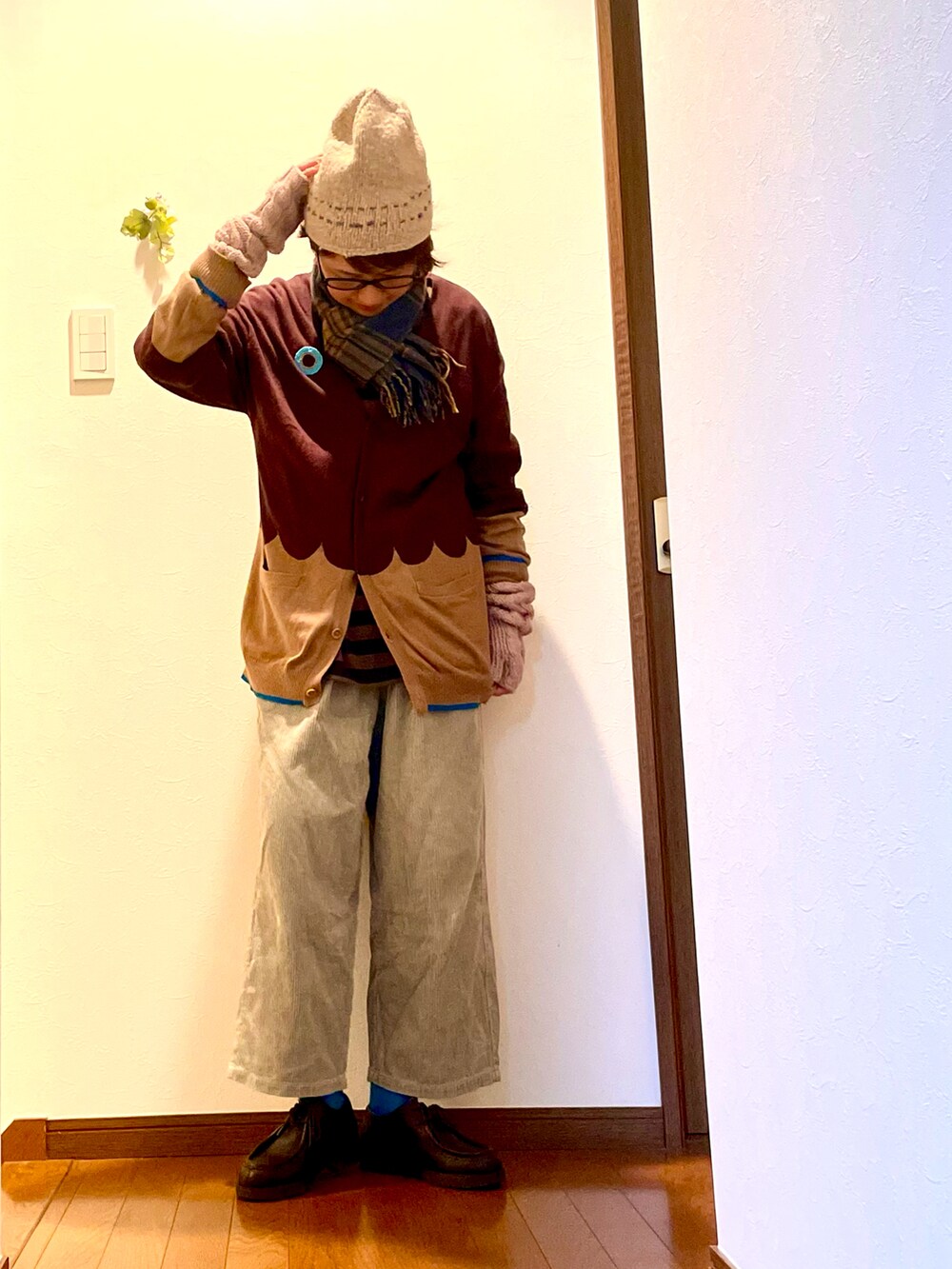 「カーディガン、コーデュロイ、コーデュロイパンツ、ボーダー、ニット帽、マフラー、大人カジュアル、ナチュラル、チェック、革靴、チロリアンシューズ、アームウォーマー、冬コーデ、アラフィフ、マフラーぐるぐる」｜「FRAPBOISのクラップツートン（カーディガン/ボレロ、ブラウン系）」を使った、ike mieさん（骨格ナチュラル・レディース・158cm）の冬コーディネートの2枚目の写真