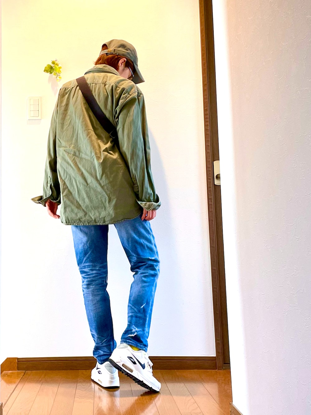 「デニムフェス2023、デニム、デニムパンツ、Tシャツ、シャツスタイル、ミリタリー、ボーダー、キャップ、スニーカー、NIKE、エアマックス、ショルダーバッグ、大人カジュアル、秋コーデ、白スニーカー」|「休日と詩(オオカミとフクロウ)の日本製。シリーズによって、それぞれ違うブランド名がついてます🏷(Tシャツ/カットソー、レッド系)」を使った、ike mieさん(骨格ナチュラル・レディース・158cm)の秋コーディネートの2枚目の写真