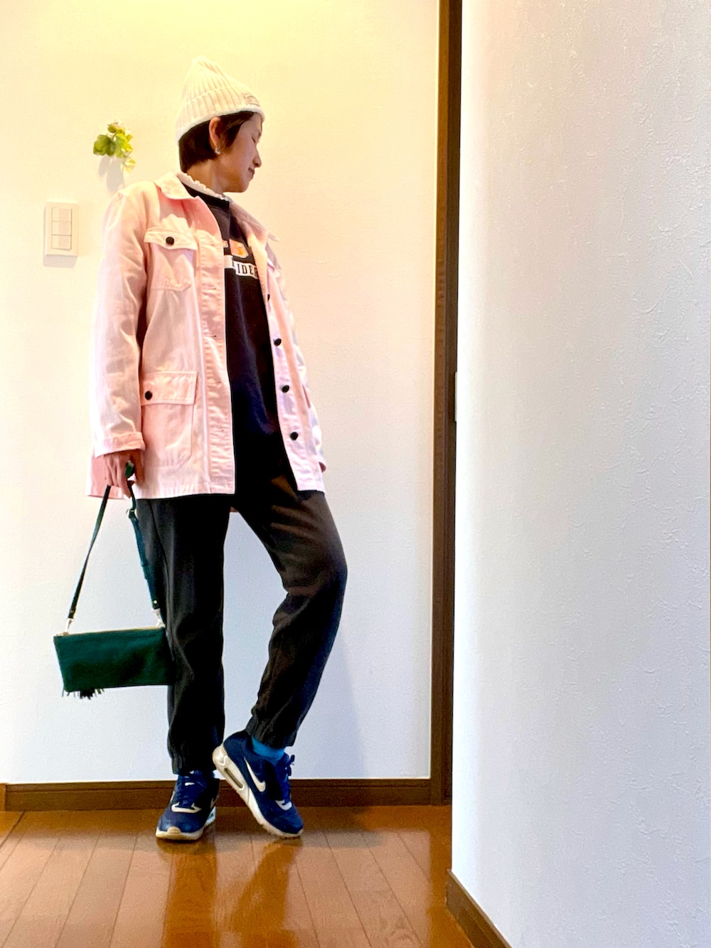「春コーデ、カバーオール、古着MIX、スウェット、スウェットパンツ、スニーカー、NIKE、エアマックス、ニット帽、大人カジュアル、ピンク、ミニバッグ、アラフィフ、ショートヘア、ジャケット」｜「H A Pの日本製。（カバーオール、ピンク系）」を使った、ike mieさん（レディース・158cm）の春コーディネートの2枚目の写真