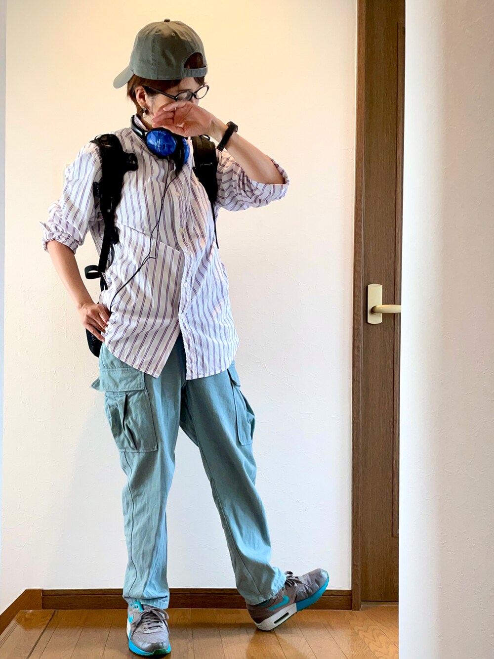 グリーン系のカーゴパンツ、ホワイト系のシャツ/ブラウス、グレー系のスニーカーを着用したレディースの夏コーディネートの4枚目の写真