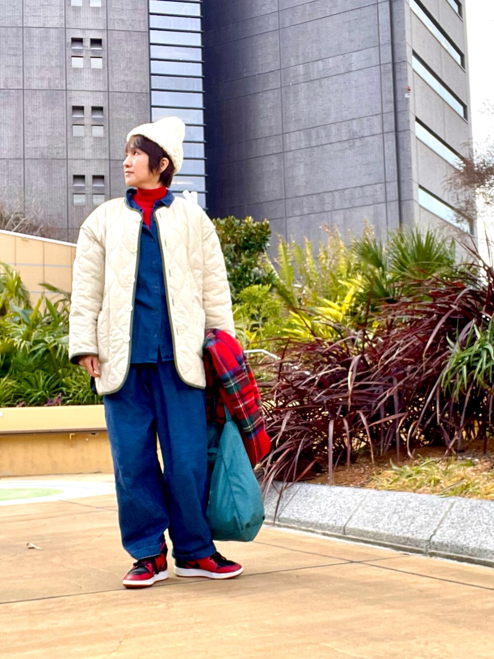 「真冬のあったかスタイル、デニ祭り、デニム、デニムパンツ、デニムシャツ、キルティング、キルティングジャケット、ニット帽、スニーカー、NIKE、エアジョーダン、マフラー、チェック、アラフィフ、ハイネック」|「Khajuのリバーシブル。キルティングブルゾン(ジャケット/アウター、グリーン系)」を使った、ike mieさん(レディース・158cm)の冬コーディネートの2枚目の写真