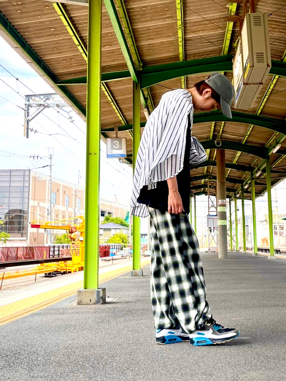 グリーン系のその他パンツ、ブラック系のTシャツ/カットソー、ブラック系のスニーカーを着用したレディースの夏コーディネートの2枚目の写真