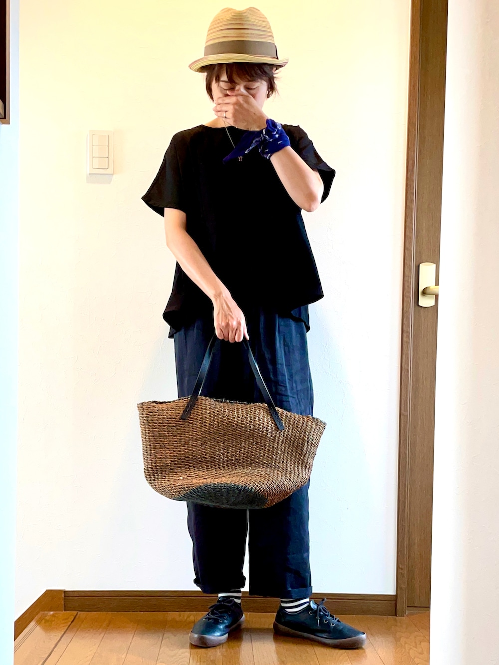 ブラック系のシャツ/ブラウス、ブラック系のその他パンツ、ブラック系のドレスシューズを着用したレディースの夏コーディネートの2枚目の写真