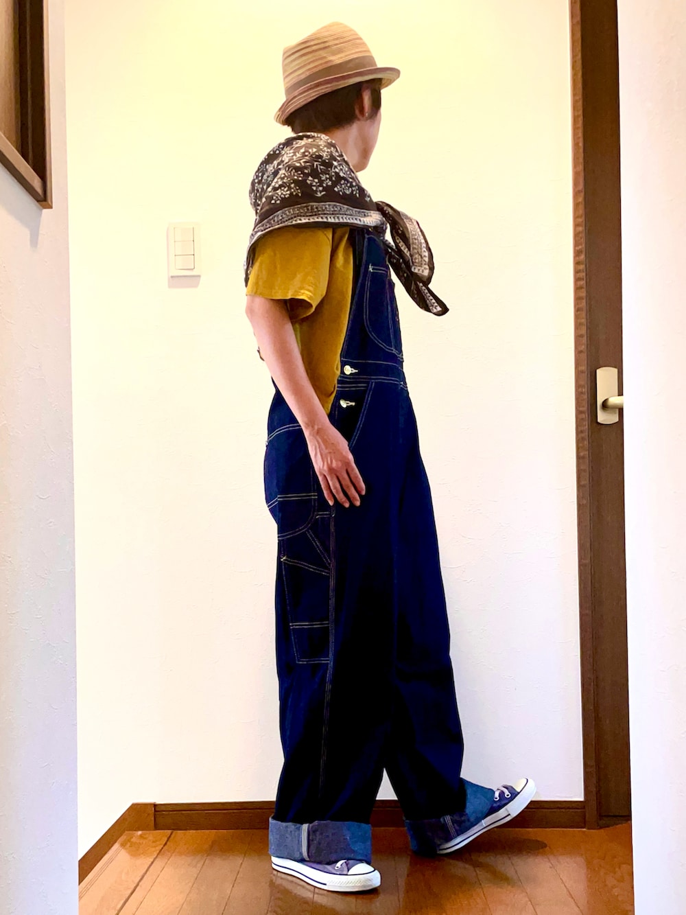 ブルー系のサロペット/オーバーオール、イエロー系のTシャツ/カットソー、ブルー系のスニーカーを着用したレディースの夏コーディネートの2枚目の写真