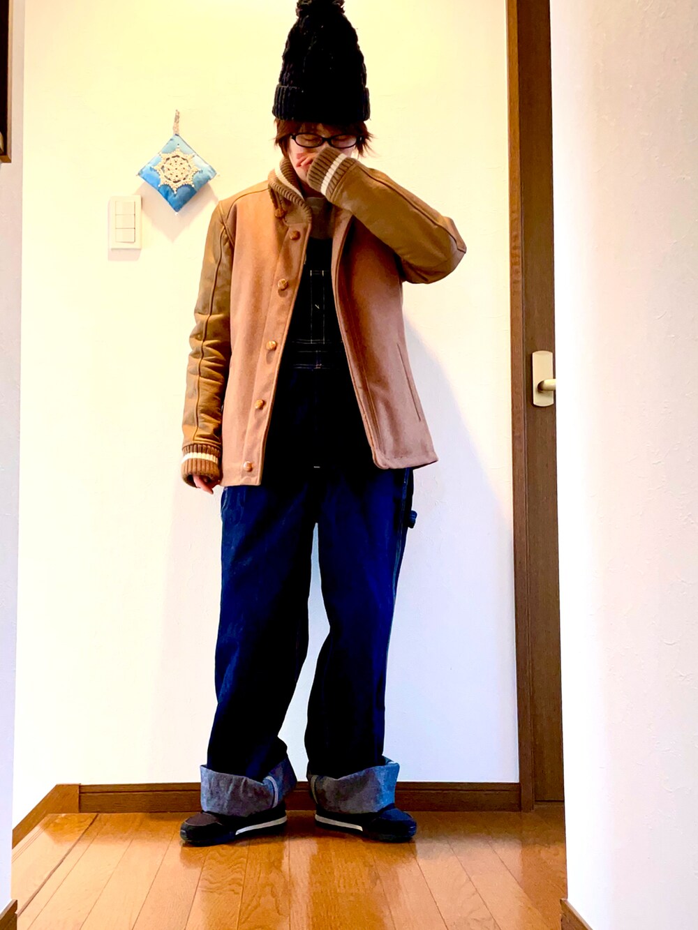 「スタジャン、オーバーオール、サロペット、デニム、スウェット、古着、スニーカー、ニット帽、LEE、デニムサロペット、トレーナー、キャメル、レザー、大人カジュアル、スウィーツ同盟会」｜「Leeのアイテム（サロペット/オーバーオール、ブルー系）」を使った、ike mieさん（骨格ナチュラル・レディース・158cm）の冬コーディネートの2枚目の写真