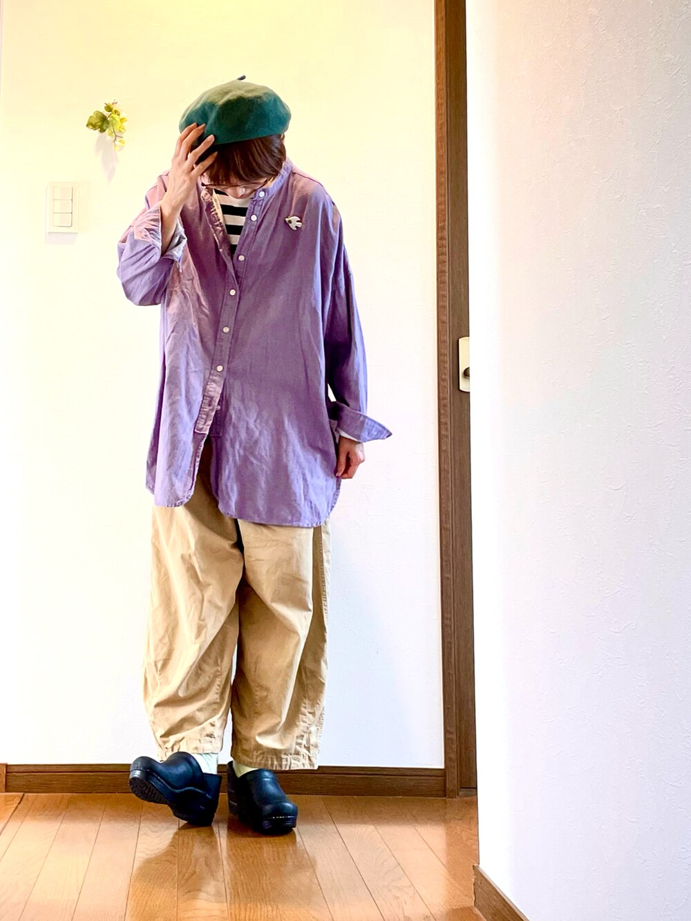 パープル系のシャツ/ブラウス、ベージュ系のチノパンツ、ホワイト系のTシャツ/カットソーを着用したレディースの秋コーディネートの2枚目の写真