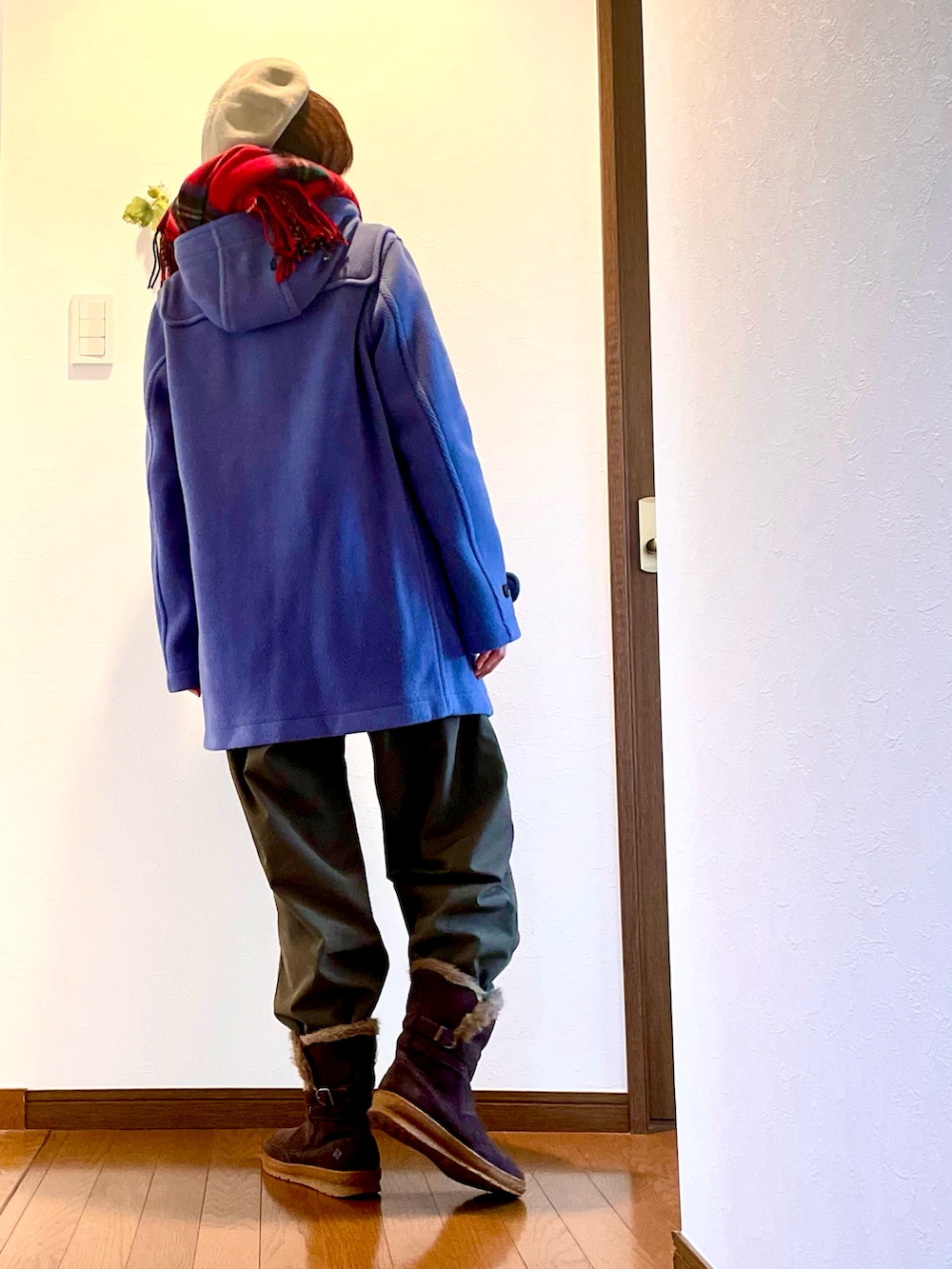 ブルー系のダッフルコート、グリーン系のその他パンツ、ブラック系のTシャツ/カットソーを着用したレディースの冬コーディネートの4枚目の写真