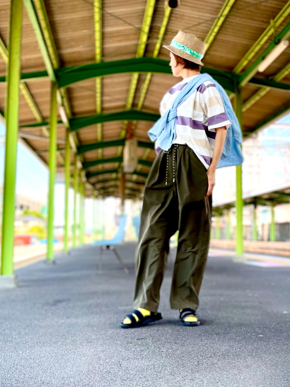 「Tシャツ、ボーダー、イージーパンツ、夏コーデ、大人カジュアル、バケットハット、サンダル、スポーツサンダル、サンダルに靴下、シャツスタイル、アラフィフ、たすき掛け、ファミマ靴下、ラクチンコーデ、古着MIX」｜「Johnbullのワイドタックイージーパンツ（その他パンツ、グリーン系）」を使った、ike mieさん（骨格ナチュラル・レディース・158cm）の夏コーディネートの2枚目の写真