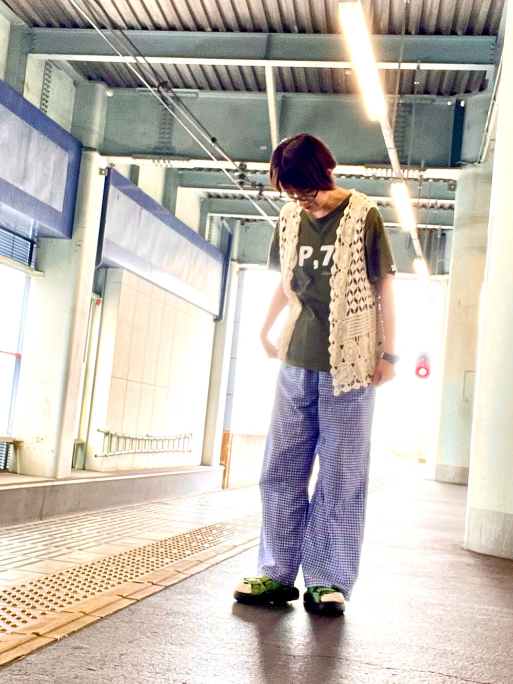 グリーン系のTシャツ/カットソー、ホワイト系のベスト、ブルー系のその他パンツを着用したレディースの夏コーディネートの2枚目の写真