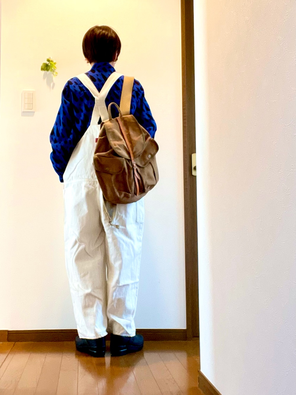 ブルー系のシャツ/ブラウス、ホワイト系のサロペット/オーバーオール、ブラック系のスリッポンを着用したレディースの春コーディネートの3枚目の写真