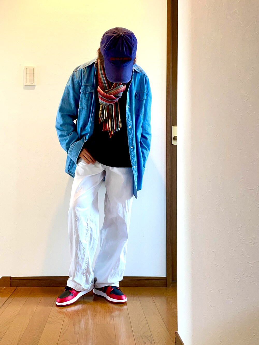 「デニムシャツ、古着、古着MIX、ニット、セーター、冬コーデ、白パンツ、NIKE、スニーカー、ジョーダン、マフラー、キャップ、メンズライク、ケーブルニット、大人カジュアル」｜「Wranglerの古着のメンズ、デニムダンガリーシャツ（シャツ/ブラウス、ブルー系）」を使った、ike mieさん（骨格ナチュラル・レディース・158cm）の冬コーディネートの5枚目の写真