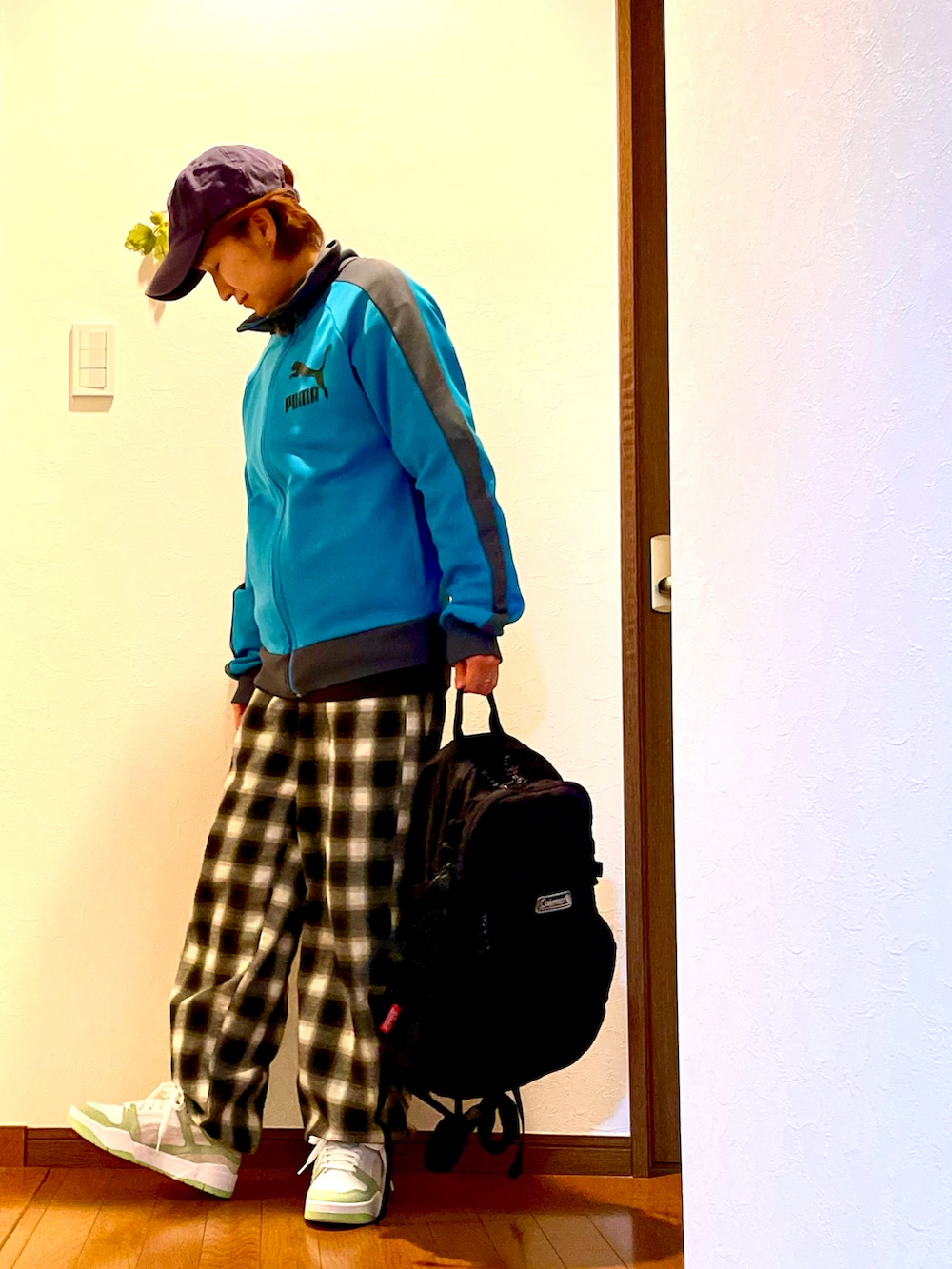 ブルー系のジャージ、グリーン系のその他パンツ、グリーン系のスニーカーを着用したレディースの春コーディネートの2枚目の写真