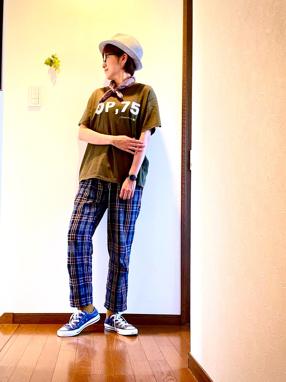 グリーン系のTシャツ/カットソー、ブルー系のパンツ、ブルー系のスニーカーを着用したレディースの夏コーディネートの2枚目の写真