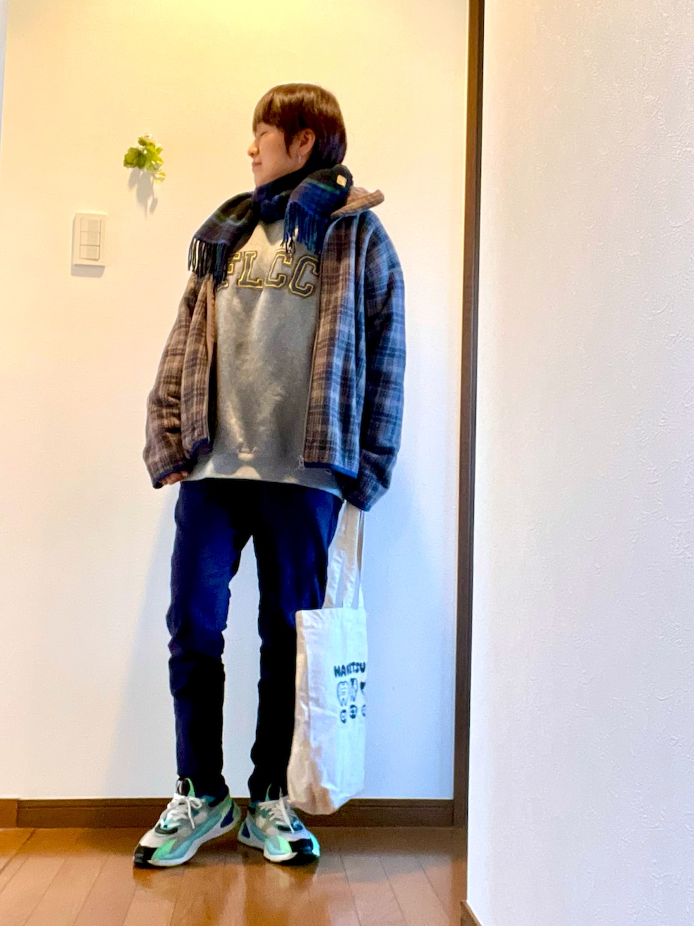 グレー系のブルゾン、グレー系のスウェット、ブルー系のその他パンツを着用したレディースの冬コーディネートの3枚目の写真