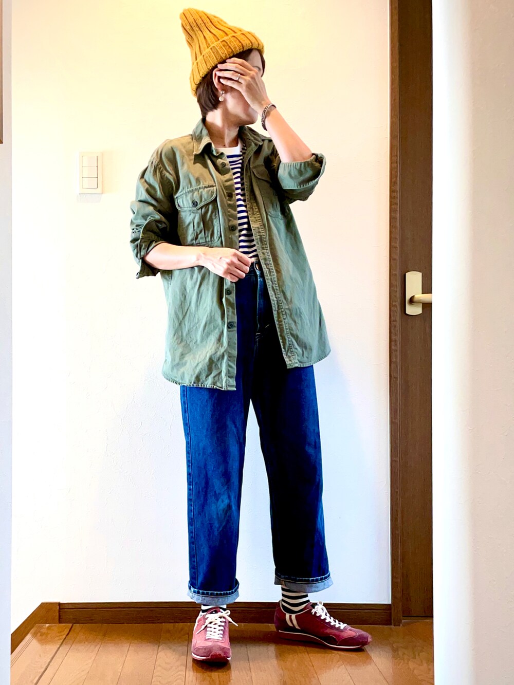 「秋コーデ、デニム、デニムパンツ、大人カジュアル、シャツスタイル、ミリタリー、ミリタリーシャツ、ボーダー、ボーダーソックス、スニーカー、ニット帽、カーキ、LEE、ジーンズ、ニットキャップ」｜「Leeのアイテム（デニムパンツ、ブルー系）」を使った、ike mieさん（レディース・158cm）の秋コーディネートの3枚目の写真