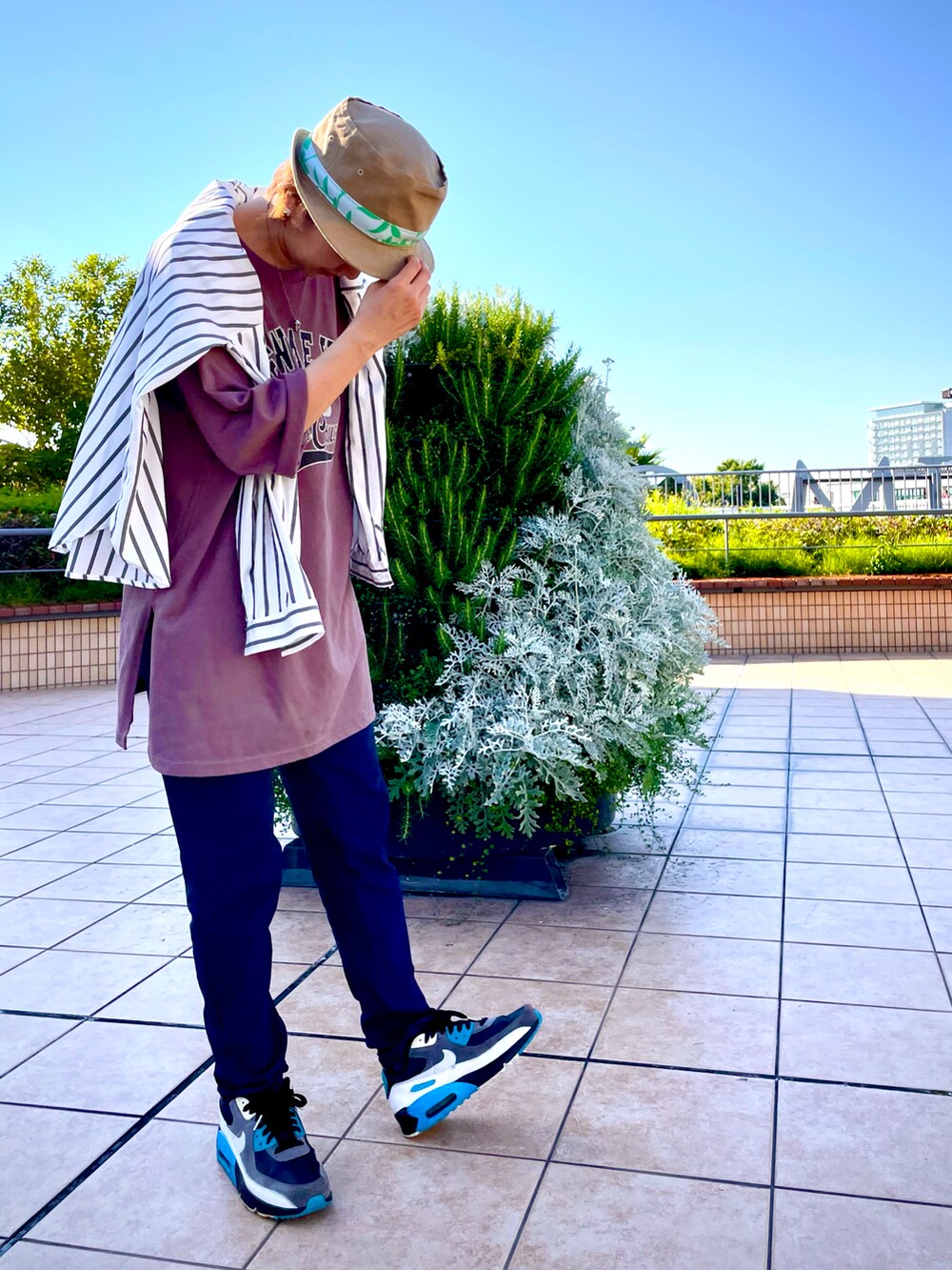 ブルー系のその他パンツ、ブラウン系のTシャツ/カットソー、ブラック系のスニーカーを着用したレディースの夏コーディネートの3枚目の写真