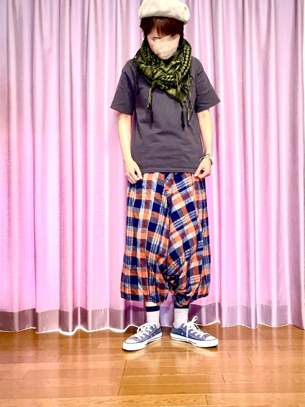 グレー系のTシャツ/カットソー、その他のその他パンツ、ブルー系のスニーカーを着用したレディースの夏コーディネートの2枚目の写真