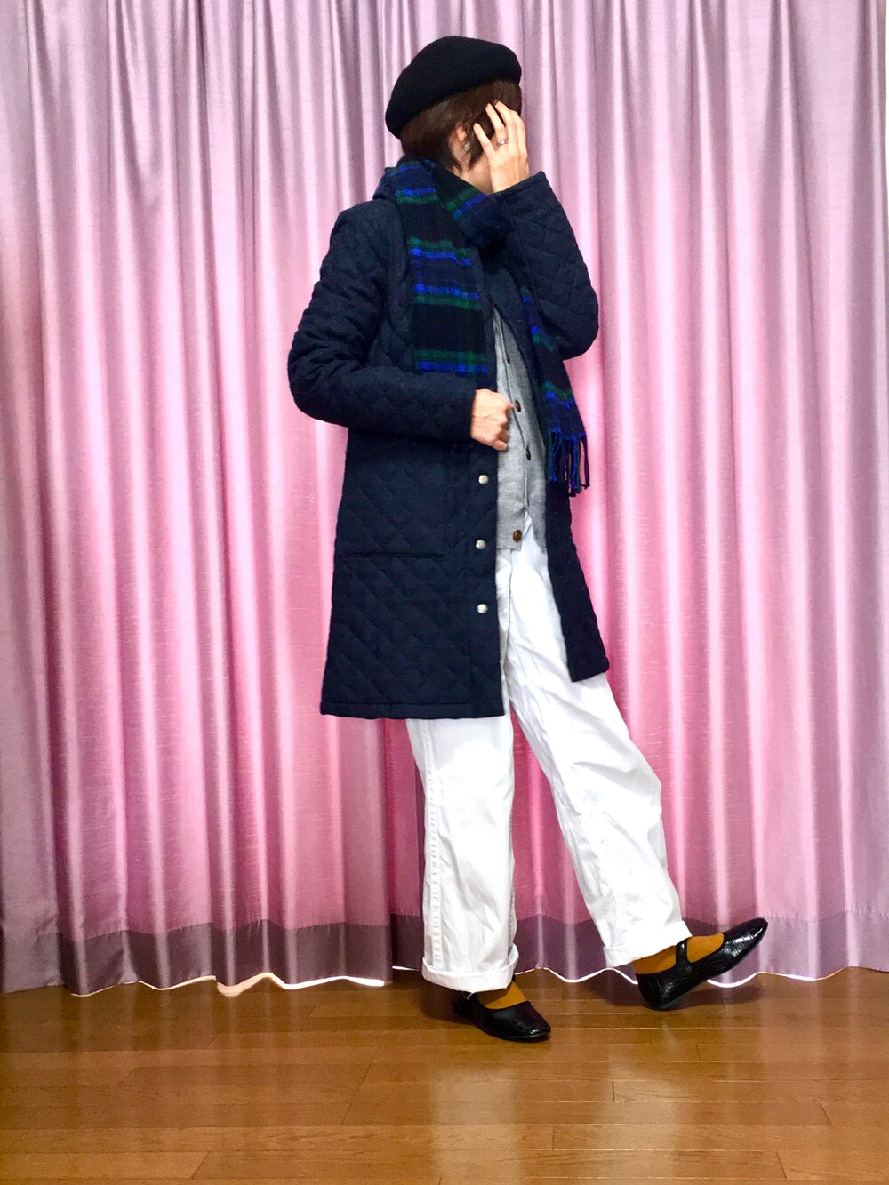 グレー系のカーディガン/ボレロ、ホワイト系のパンツ、ブラック系のバレエシューズを着用したレディースの冬コーディネートの2枚目の写真