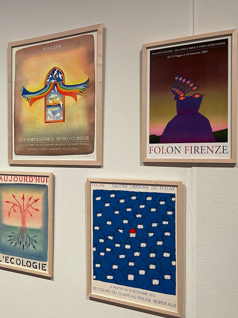 ホワイト系のTシャツ/カットソー、グリーン系のサロペット/オーバーオール、ブラック系のシャツ/ブラウスを着用したレディースの夏コーディネートの5枚目の写真