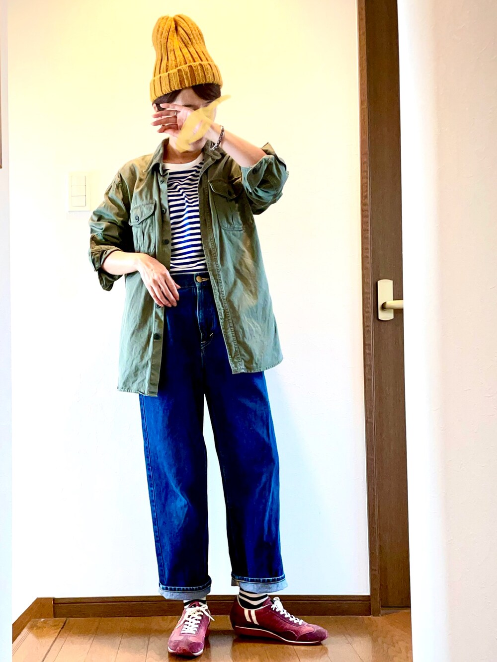 「秋コーデ、デニム、デニムパンツ、大人カジュアル、シャツスタイル、ミリタリー、ミリタリーシャツ、ボーダー、ボーダーソックス、スニーカー、ニット帽、カーキ、LEE、ジーンズ、ニットキャップ」｜「Leeのアイテム（デニムパンツ、ブルー系）」を使った、ike mieさん（レディース・158cm）の秋コーディネートの2枚目の写真