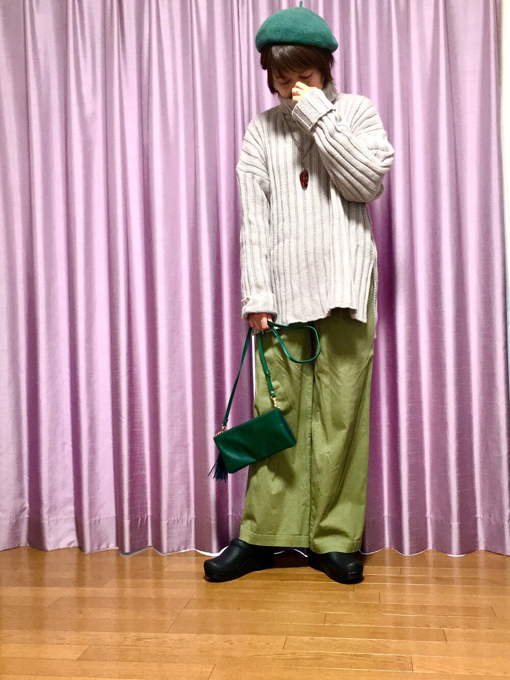 「ネックレス、ニット、グリーン、ベレー帽、ゆるニット、冬コーデ、タートルネック、大人カジュアル、カーキ、ワイドパンツ、タートルネックニット、パンツスタイル、ミニバッグ、グリーンフェス❶❸」|「FREAK'S STOREの▽【WEB限定】ワイドリブタートルネックニット(ニット/セーター、ベージュ系)」を使った、ike mieさん(レディース・158cm)の冬コーディネートの2枚目の写真