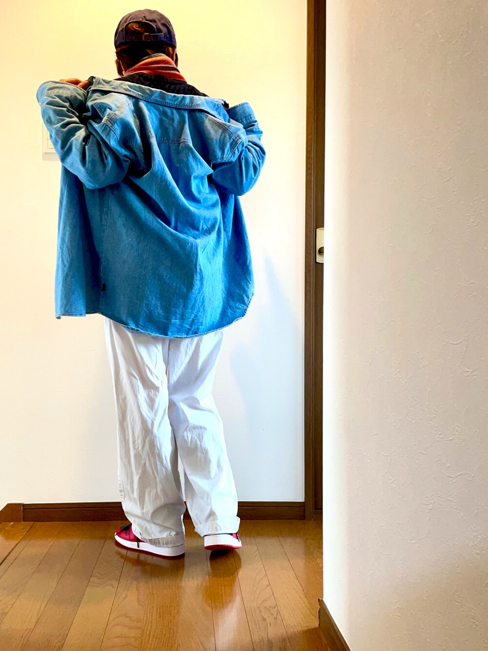 「デニムシャツ、古着、古着MIX、ニット、セーター、冬コーデ、白パンツ、NIKE、スニーカー、ジョーダン、マフラー、キャップ、メンズライク、ケーブルニット、大人カジュアル」｜「Wranglerの古着のメンズ、デニムダンガリーシャツ（シャツ/ブラウス、ブルー系）」を使った、ike mieさん（骨格ナチュラル・レディース・158cm）の冬コーディネートの3枚目の写真