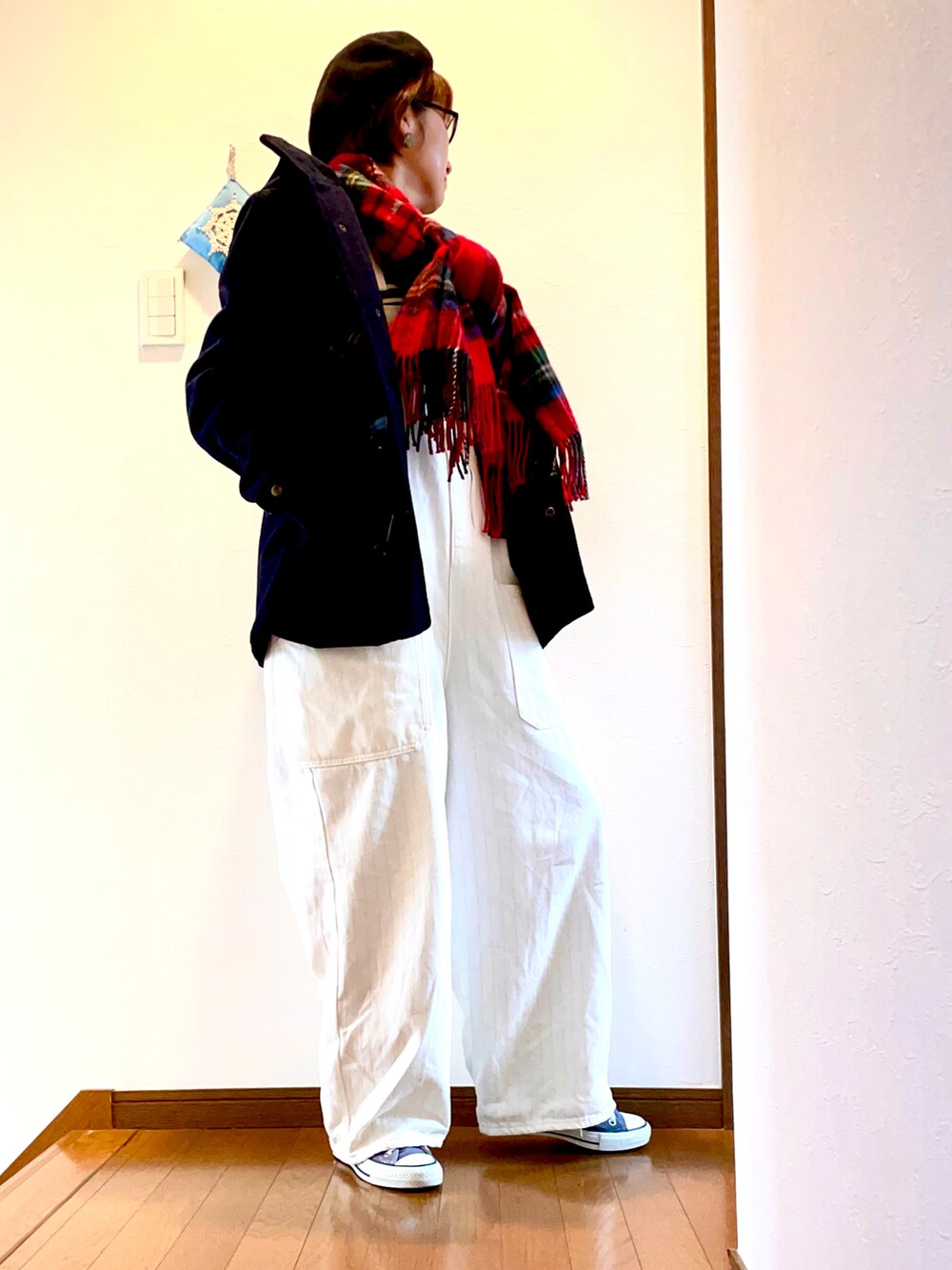 ホワイト系のサロペット/オーバーオール、ブルー系のダッフルコート、ブルー系のスニーカーを着用したレディースの冬コーディネートの3枚目の写真