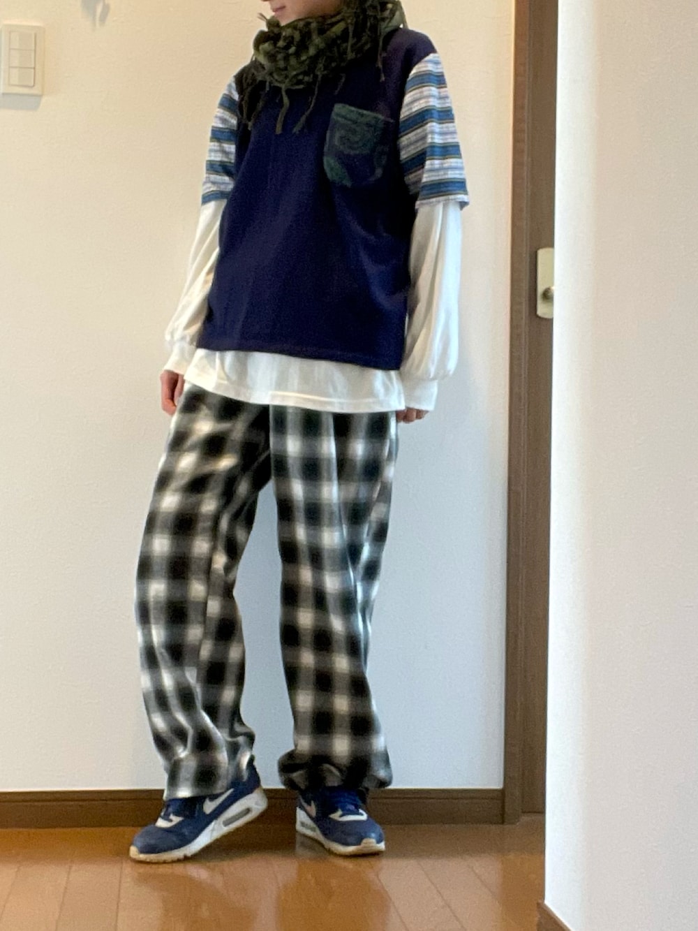 「やっぱり帽子が好き、レイヤードスタイル、チェック、イージーパンツ、麦わら帽子、ストール、スニーカー、大人カジュアル、NIKE、エアマックス、カットソー、アラフィフ、メンズライク」｜「masterkeyのニット×布帛（Tシャツ/カットソー、ブルー系）」を使った、ike mieさん（レディース・158cm）の春コーディネートの4枚目の写真