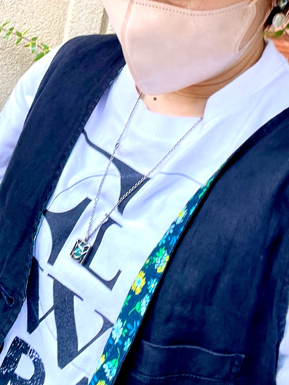 「夏コーデ、Tシャツ、バンドT、夏だ！Tシャツ着よう！、レイヤードスタイル、ベスト、ライブコーデ、イージーパンツ、スニーカー、NIKE、ジョーダン、ハット、ロゴT、アラフィフ、麦わら帽子」｜「BEAMSの古着で購入。メンズ。花柄生地とリバーシブル。（ベスト、ブラック系）」を使った、ike mieさん（骨格ナチュラル・レディース・158cm）の夏コーディネートの2枚目の写真