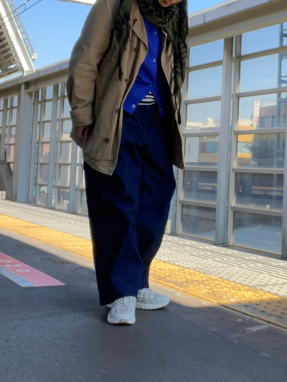 ホワイト系のTシャツ/カットソー、ベージュ系のジャケット/アウター、ブルー系のデニムパンツを着用したレディースの春コーディネートの3枚目の写真
